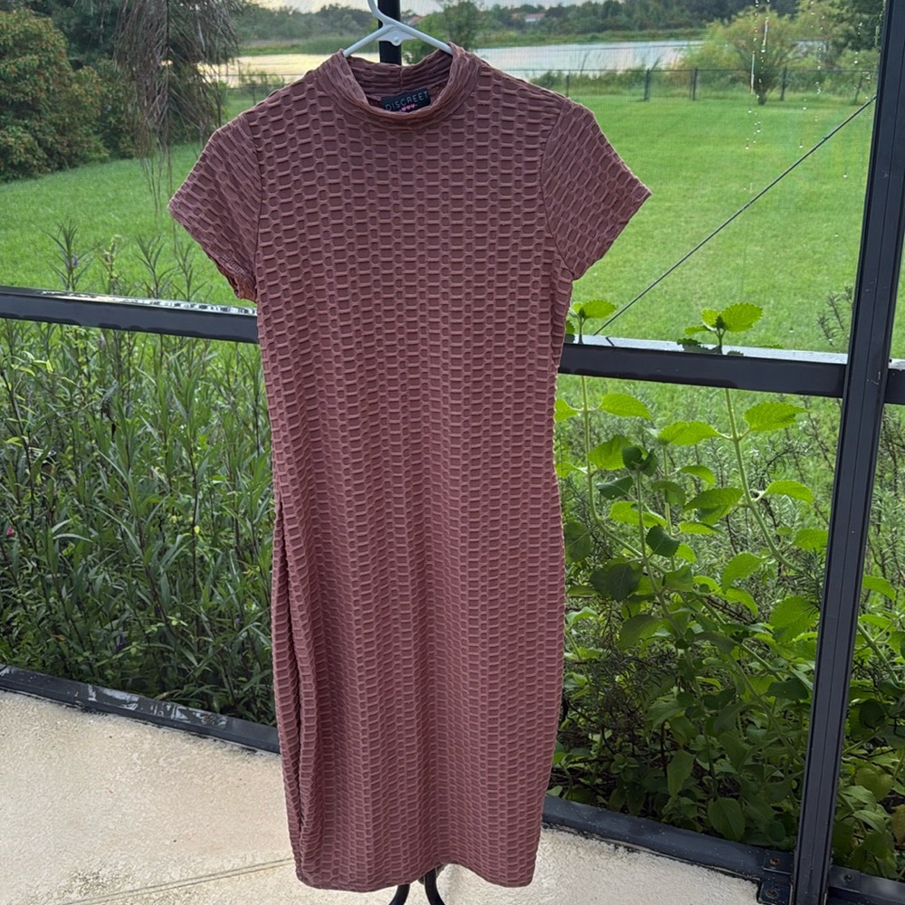 Discreet mauve fitted textured short sleeve dress large stretch material